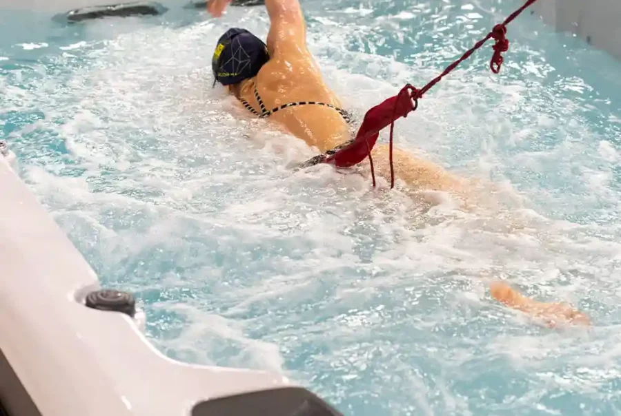 Swimmer training with counter-current system in a swim spa