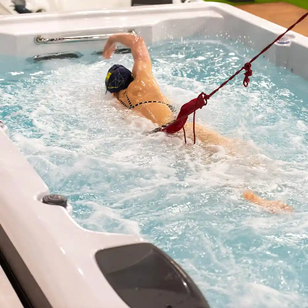 Swimmer training with counter-current system in a swim spa